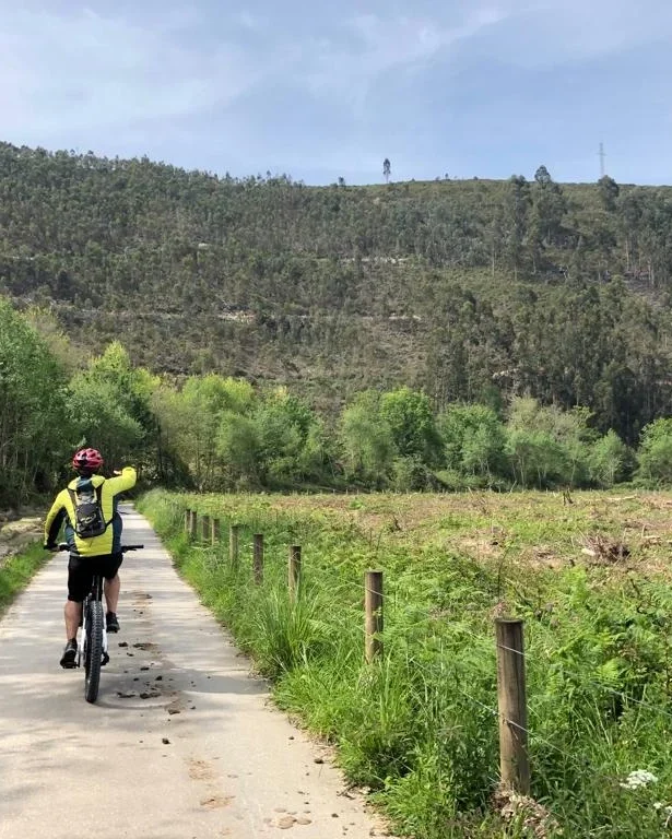 Paisaje Asturias chico en bici